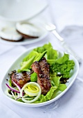 Grüner Salat mit Lauch, Avocado und Rindfleisch