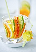 Ein Glas Limonade mit Fruchtscheiben