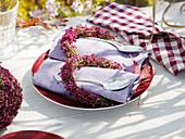 Autumnal table decoration: fabric napkins with flower wreaths