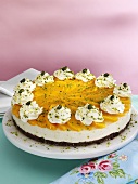 Cheesecake with peaches and pistachios