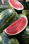 Wassermelonen, ganz und aufgeschnitten