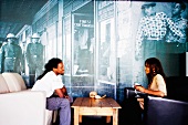 Junge Leute sitzen in einer Bar (Sophiatown, Südafrika)