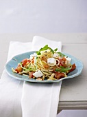 Spaghetti with rocket, tomatoes and mozzarella