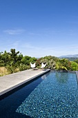 Swimmingpool mit Ausblick auf Landschaft (Villa Nalu, Südfrankreich)