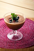 Schokoladenmousse, garniert mit Beeren