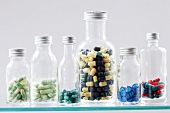 Verschiedene Kapseln und Tabletten in Flaschen