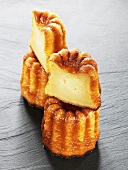 Cannelés bordelaise ganz und halbiert (Traditionelle Minikuchen, Frankreich)