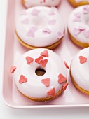 Doughnuts mit Zuckerherzen zum Valentinstag