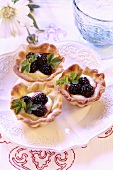 Blackberry tarts with vanilla cream