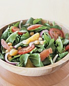 Salad leaves with citrus fruit, chick-peas and tomatoes