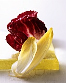 Salatblätter (Chicorée und Radicchio)