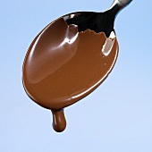 Schokolade tropft von einem Löffel