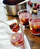 Erdbeer-Physalis-Marmelade wird in Gläser abgefüllt