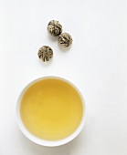 Grüner Tee mit Silvertips in Kugelform gerollt