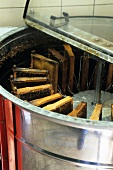 Honigwaben werden in einer Fabrik industriell verarbeitet