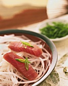 Klassisches Sashimi mit Thunfisch und Daikon-Rettich
