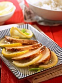 Chinesisches Zitronenhähnchen auf einer Platte