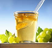 Ein Glas Weintrauben-Vanille-Gelee