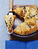 Filloteig-Pastete mit Lammhackfleisch, Schafskäse & Rosinen