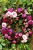 Blumenkranz in Rotttönen mit Rosen, Astrantia und Nelken