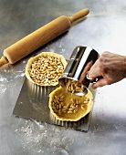 Baking blind: filling pastry cases in baking tins with beans