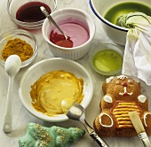 Decorating a 'bear' cake with naturally-coloured icing
