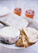 Käse und Cracker, im Hintergrund Dessertwein