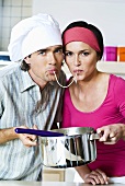 Liebe geht durch den Magen: Mann und Frau essen Spaghetti