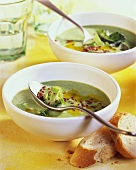 Creamed broccoli soup with linseed