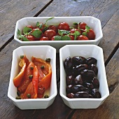 Marinierte Oliven, Tomaten und Paprika