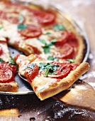 Pizza mit Rucola und Tomaten