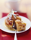 Log pyre (bread pudding) with apple slices