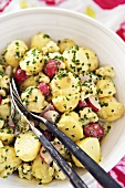 Kartoffelsalat mit Radieschen und Schnittlauch