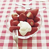 Fresh strawberries with vanilla cream