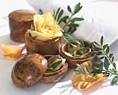 Roses and wedding rings in wooden boxes