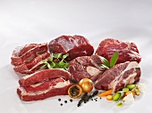 Verschiedene Fleischstücke vom Rind zum Kochen
