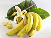 Bananen, geschält, ungeschält und in Scheiben