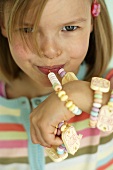 Kleines Mädchen isst Zucker-Armband