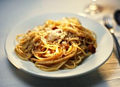 Spaghetti mit Speck- und Tomatenwürfeln