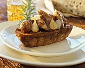 Turkey fricassée with chestnuts and onions on toasted bread