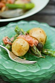 Warm potato salad with asparagus and smoked salmon