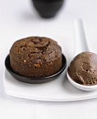 Schokoladen-Cashewnuss-Brownie mit Schokoladeneis