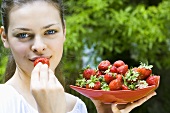 Junge Frau mit frischen Erdbeeren