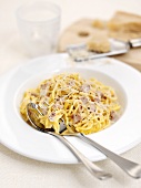 Spaghetti alla carbonara (Nudeln mit Speck-Ei-Sauce, Italien)