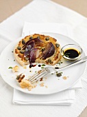 Cheese tartlet with red onions and capers