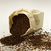 Gersten-Kaffee fällt aus einer Papiertüte