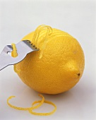 Zitronenzesten herstellen
