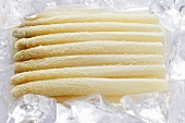 Gefrorener Spargel auf Eis