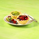 Kiwi fruit and mixed berry tarts