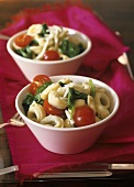 Tortellini salad with cocktail tomatoes and spinach